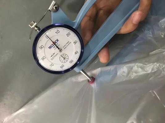 Perforowana folia HDPE do membran hydroizolacyjnych SBS, z możliwością dostosowania szerokości, rozkładu otworów, cięcia, formowania metodą rozdmuchu, obróbki koronowej/silikonowej